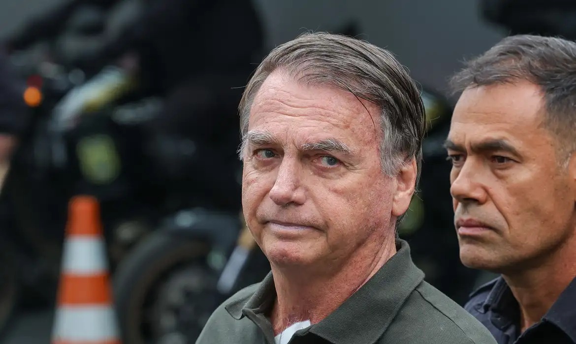 Bolsonaro apresenta atestado médico ao STF após ser submetido a procedimento em hospital