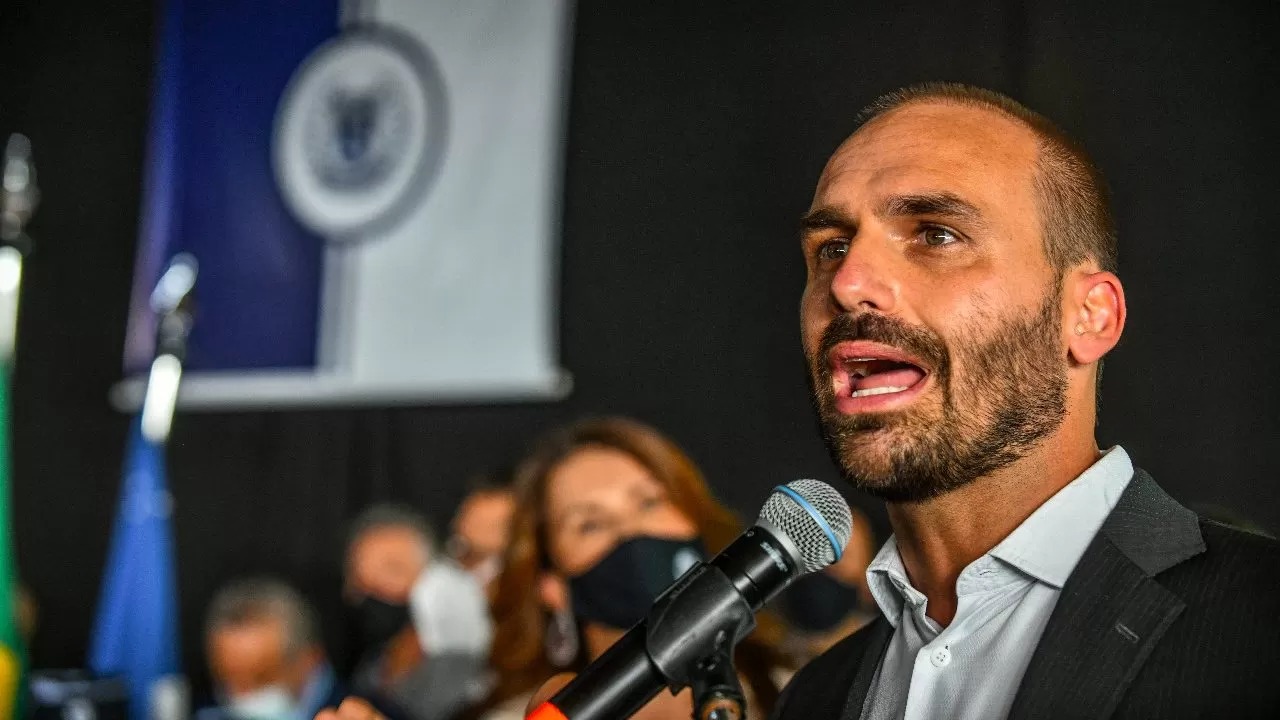 PEC da Blindagem avança e pode beneficiar Eduardo Bolsonaro e outros investigados no STF