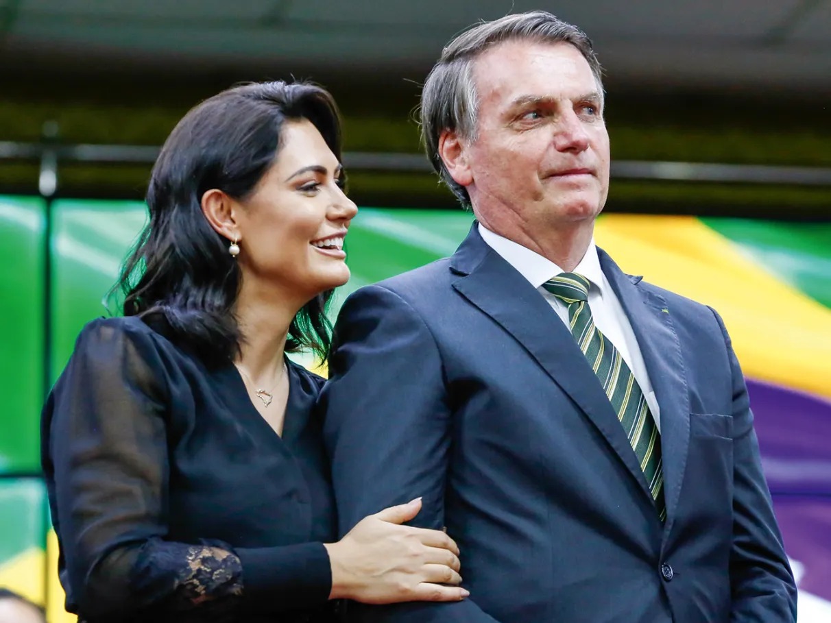 Após recente internação, Michelle informa que Jair Bolsonaro segue em observação após exames