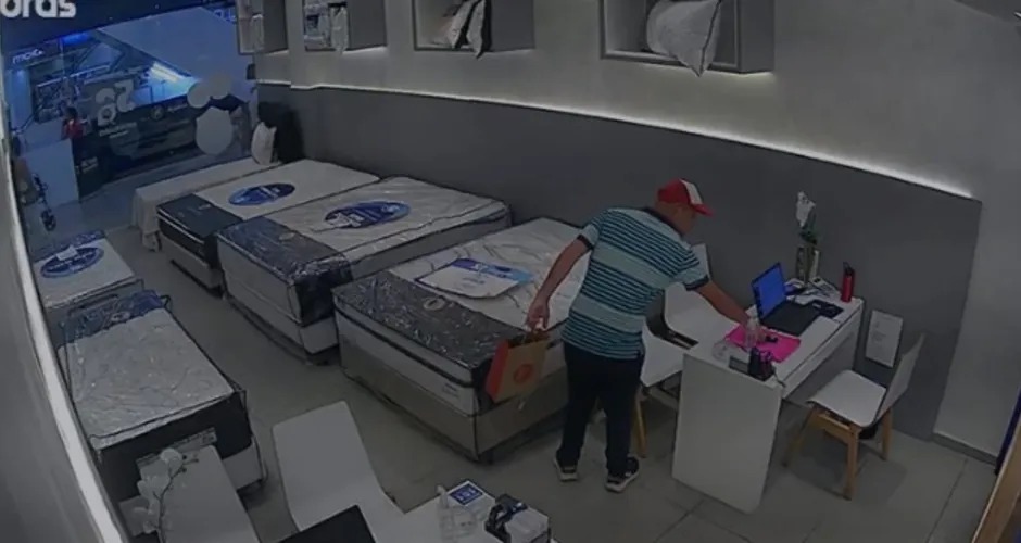 Homem é visto furtando celular pelas câmeras de loja em shopping de Maceió