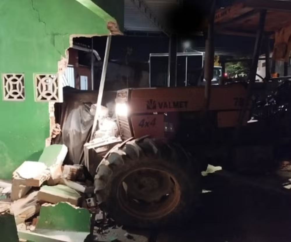 Motociclista morre e mulher fica gravemente ferida após motorista embriagado dirigir trator, em Penedo