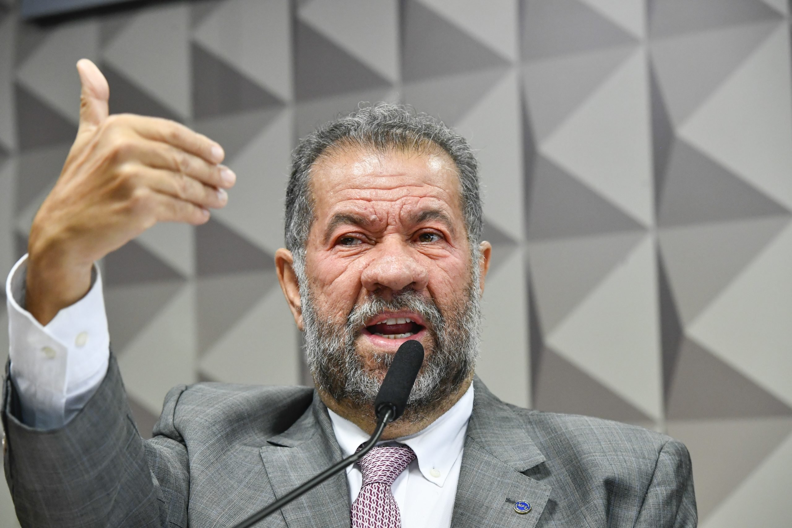 CPMI do INSS ouve o ex-ministro da Previdência Carlos Lupi nesta segunda-feira (8)