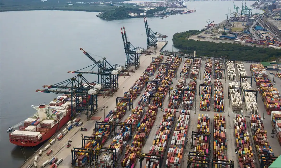 No primeiro mês de tarifaço, exportações do Brasil aos EUA caem 18,5% e prejuízos podem chegar em US$ 600 milhões