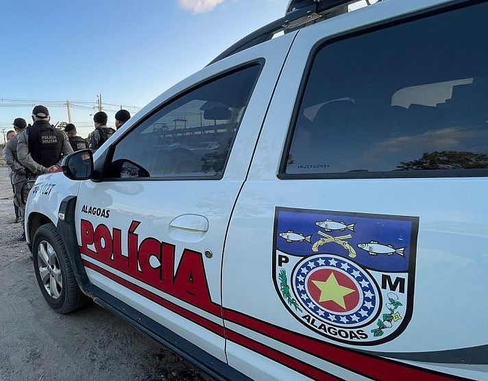 Força Tática prende suspeito por tráfico e moto roubada no Benedito Bentes