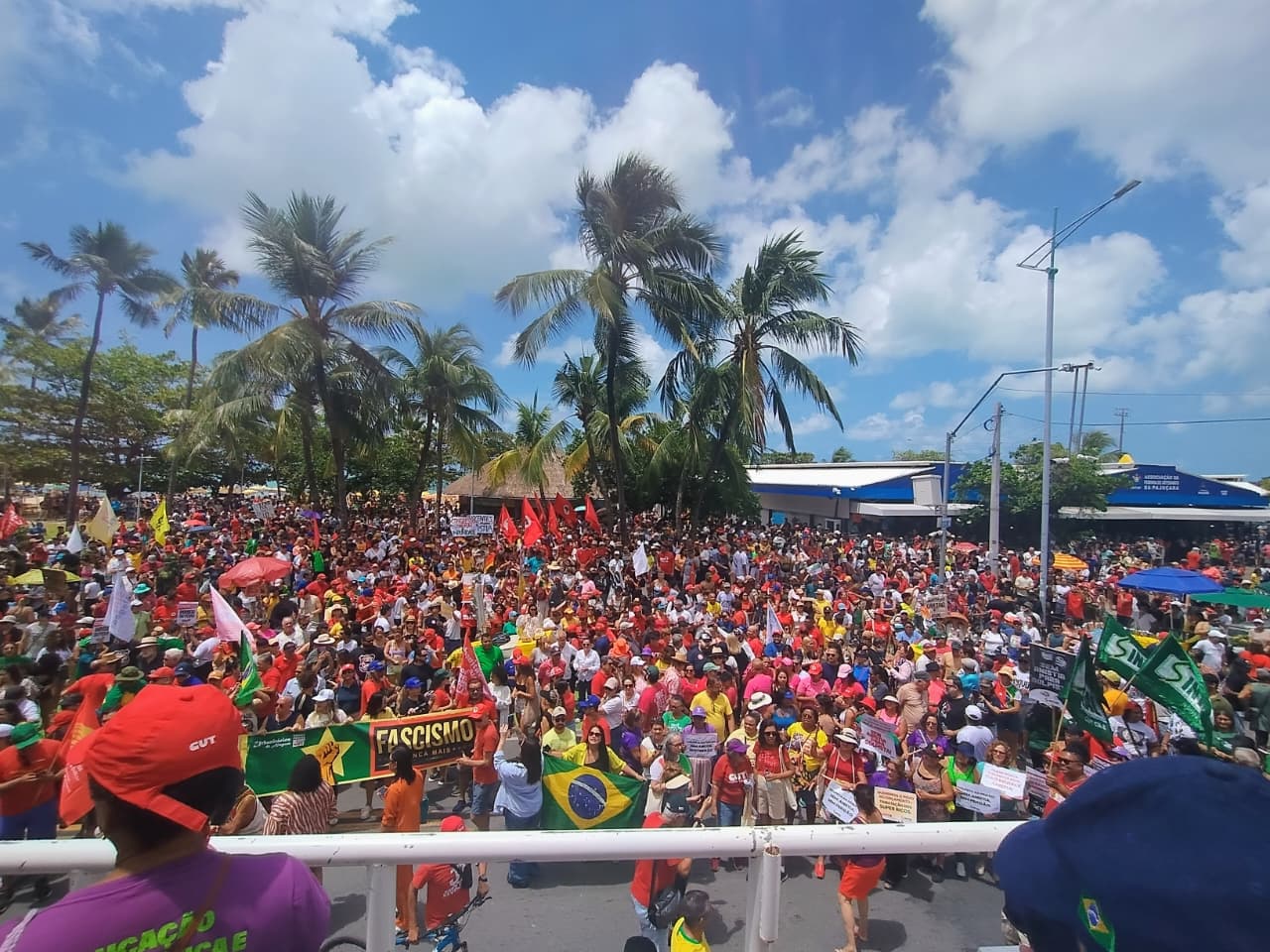 Manifestantes ocupam a orla de Maceió em ato contra “PEC da Blindagem”