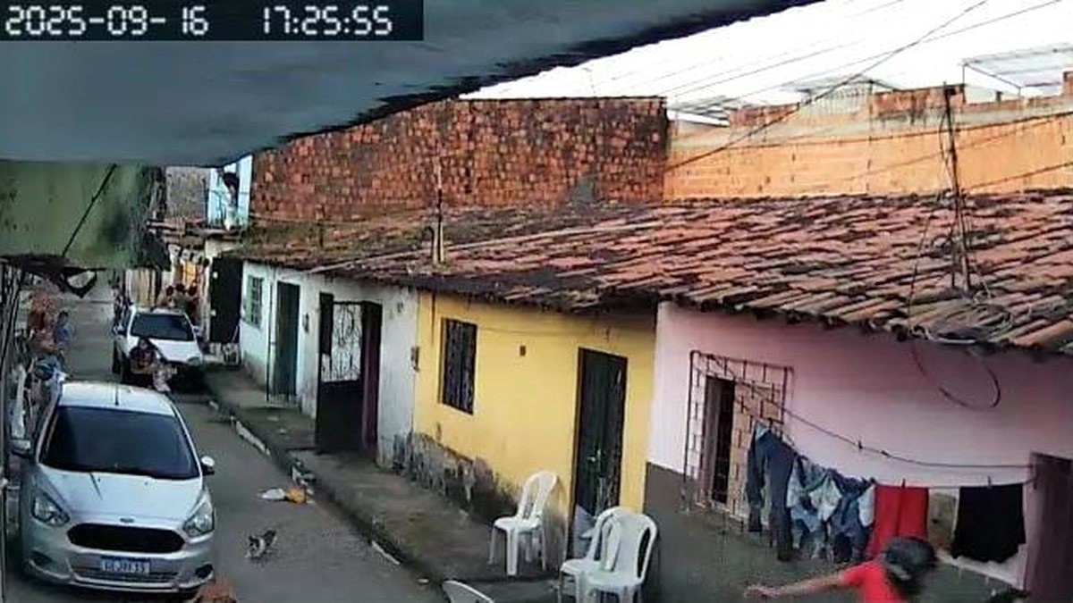 Homem é perseguido em rua entra em casa e é executado a tiros