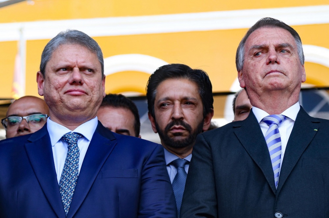 “Não conseguirão separá-lo de Bolsonaro”, diz Flávio sobre Tarcísio