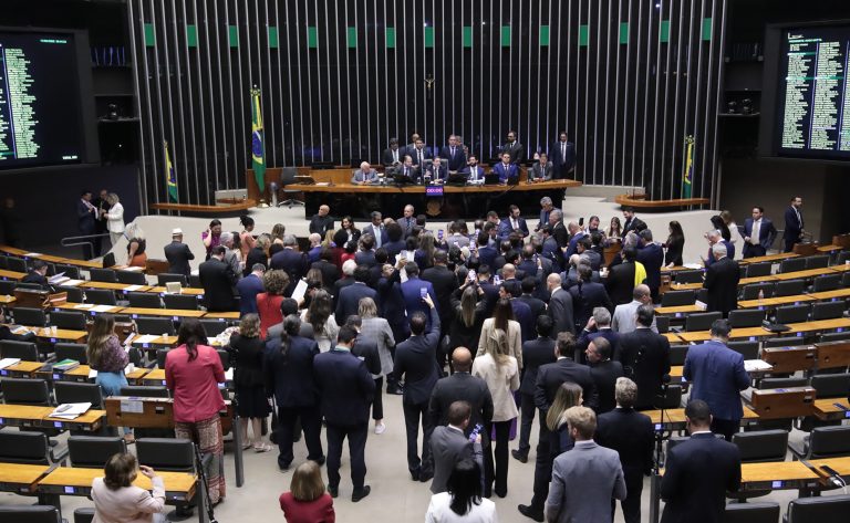 Com 311 votos a favor, Câmara aprova regime de urgência para projeto sobre anistia