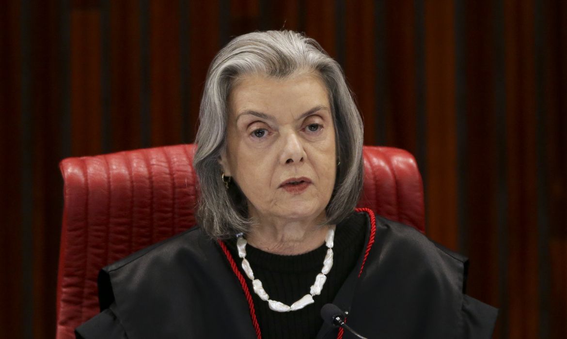 Cármen Lúcia questiona defesa de general sobre contradição em julgamento no STF