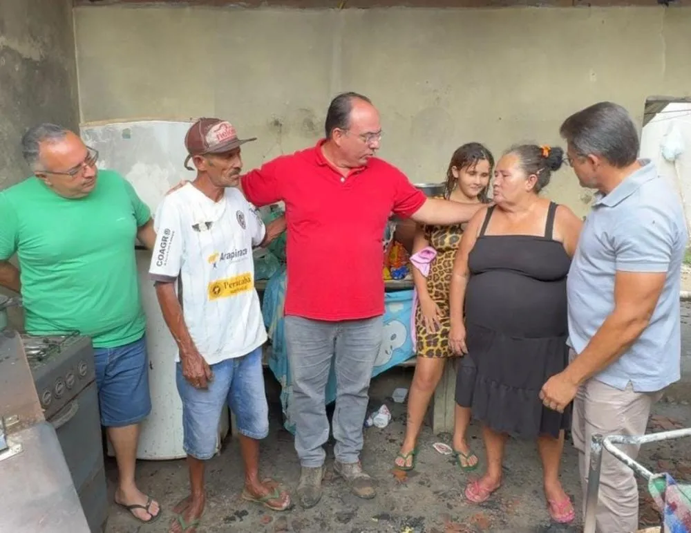 Prefeito de Junqueiro presta apoio a família atingida por incêndio no Retiro
