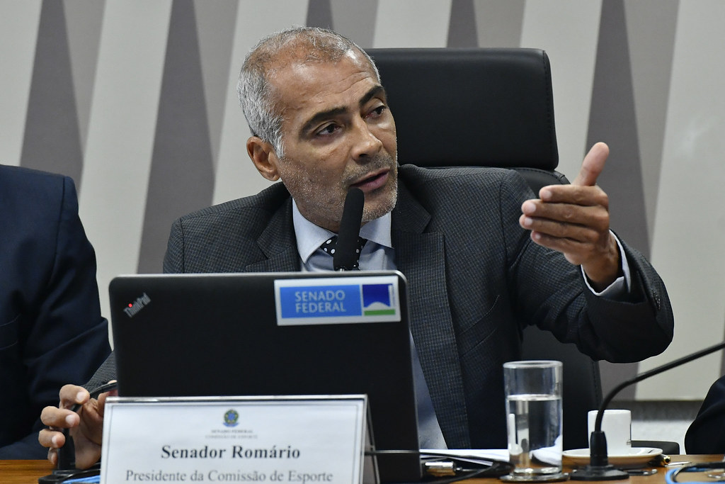 Romário é condenado a pagar R$ 2 milhões por fraude em processo de cobrança