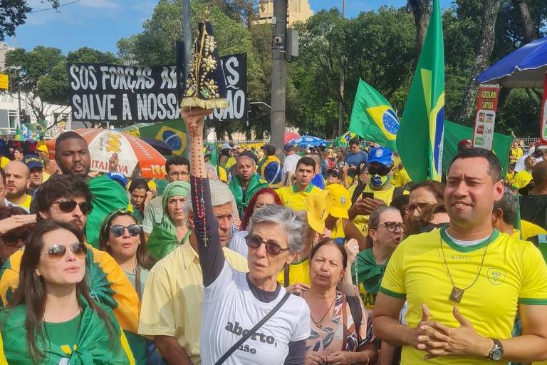 Vídeo de Cássia Kis orando em ato bolsonarista volta a viralizar