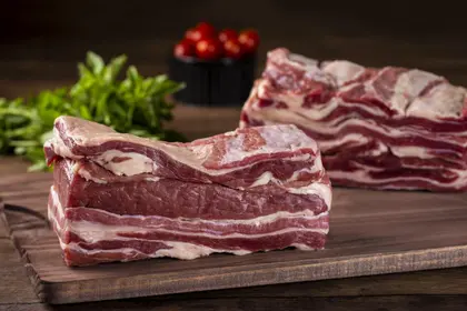 Homem agride funcionários com pedra, rouba 1kg de charque e é preso em Maceió