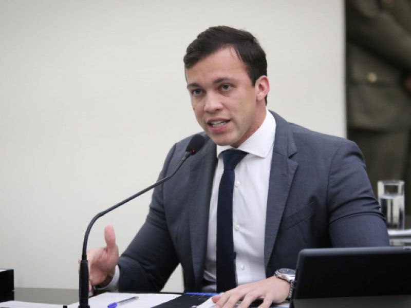 Deputado Leonam cobra da SESAU que pague salários atrasados de profissionais de enfermagem