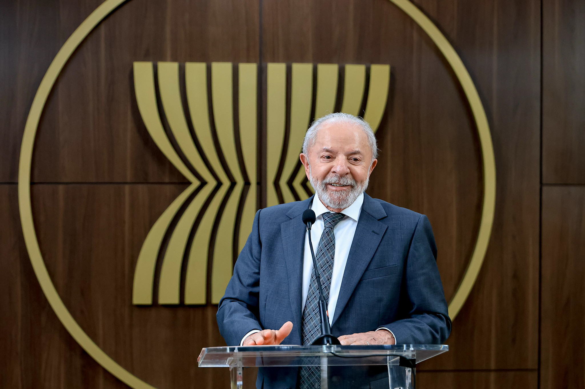 Lula aparece à frente em todos os cenários e seria reeleito no primeiro turno, aponta pesquisa