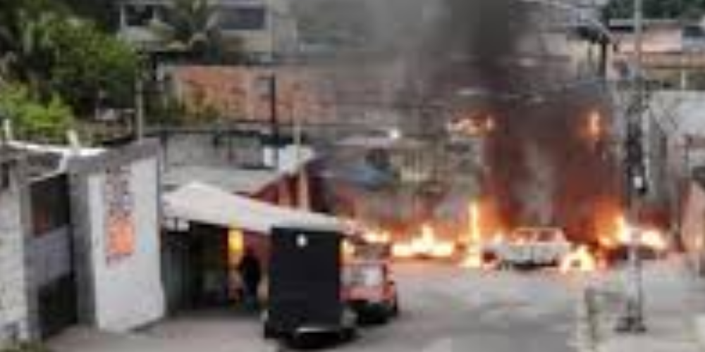 Traficantes armados e simpatizantes do CV fogem em fila pela mata durante megaoperação