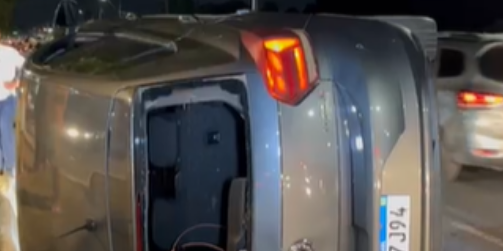 Carro tomba após colisão na Avenida Durval de Góes Monteiro