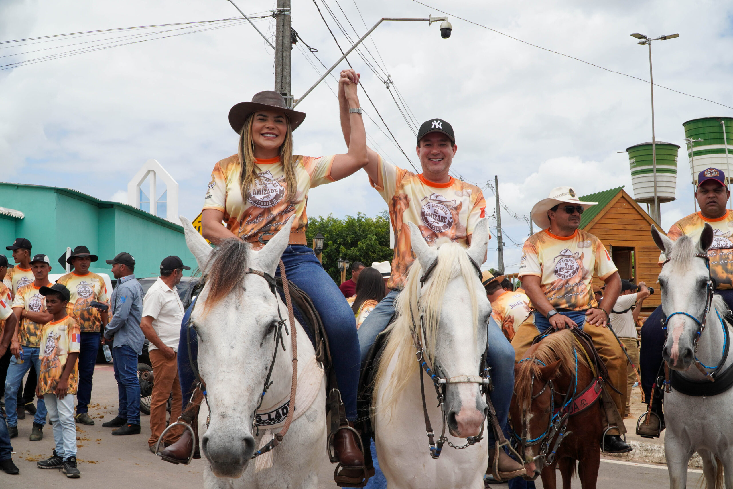 Jorge Galvão e Jeane Moura marcam presença na 10ª Cavalgada da Amizade em Jundiá