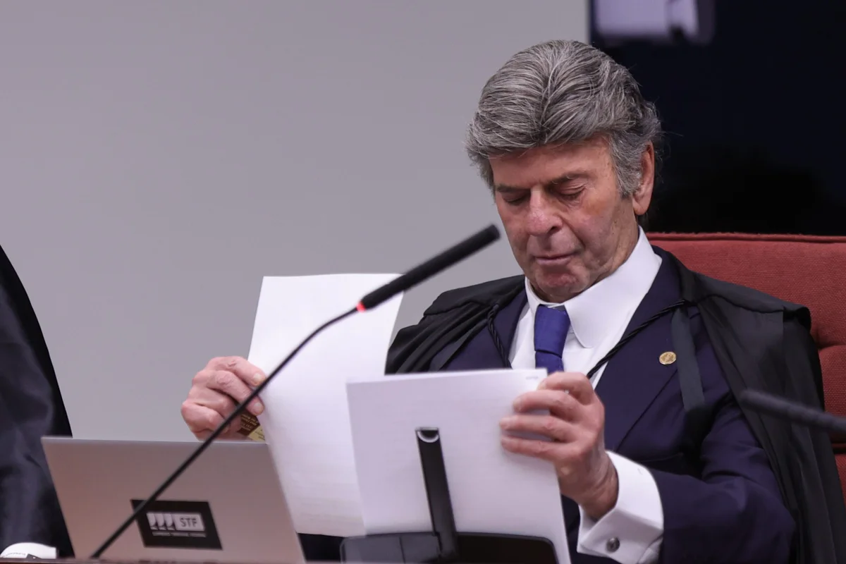 Luiz Fux rebate críticas e defende voto para inocentar Bolsonaro em ação sobre trama golpista