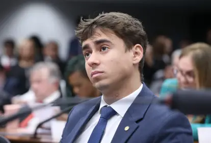Moraes segura há dois meses pedido de Nikolas Ferreira para visitar Bolsonaro