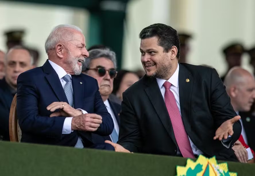 Alcolumbre adia sessão e evita derrota do governo em meio à disputa por vaga no STF