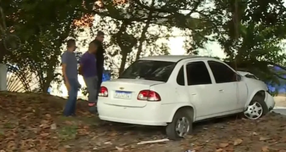 Carro quase cai em ribanceira no bairro do Farol, em Maceió