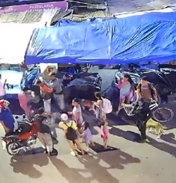 Homem é preso após agredir mulher em feira de Maceió; crime foi flagrado por câmeras