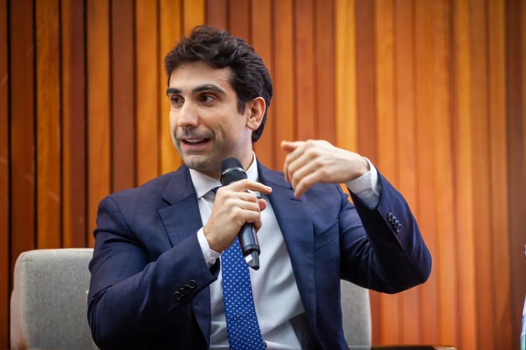Presidente afirma que Banco Central deve manter juros altos por mais tempo para controlar inflação