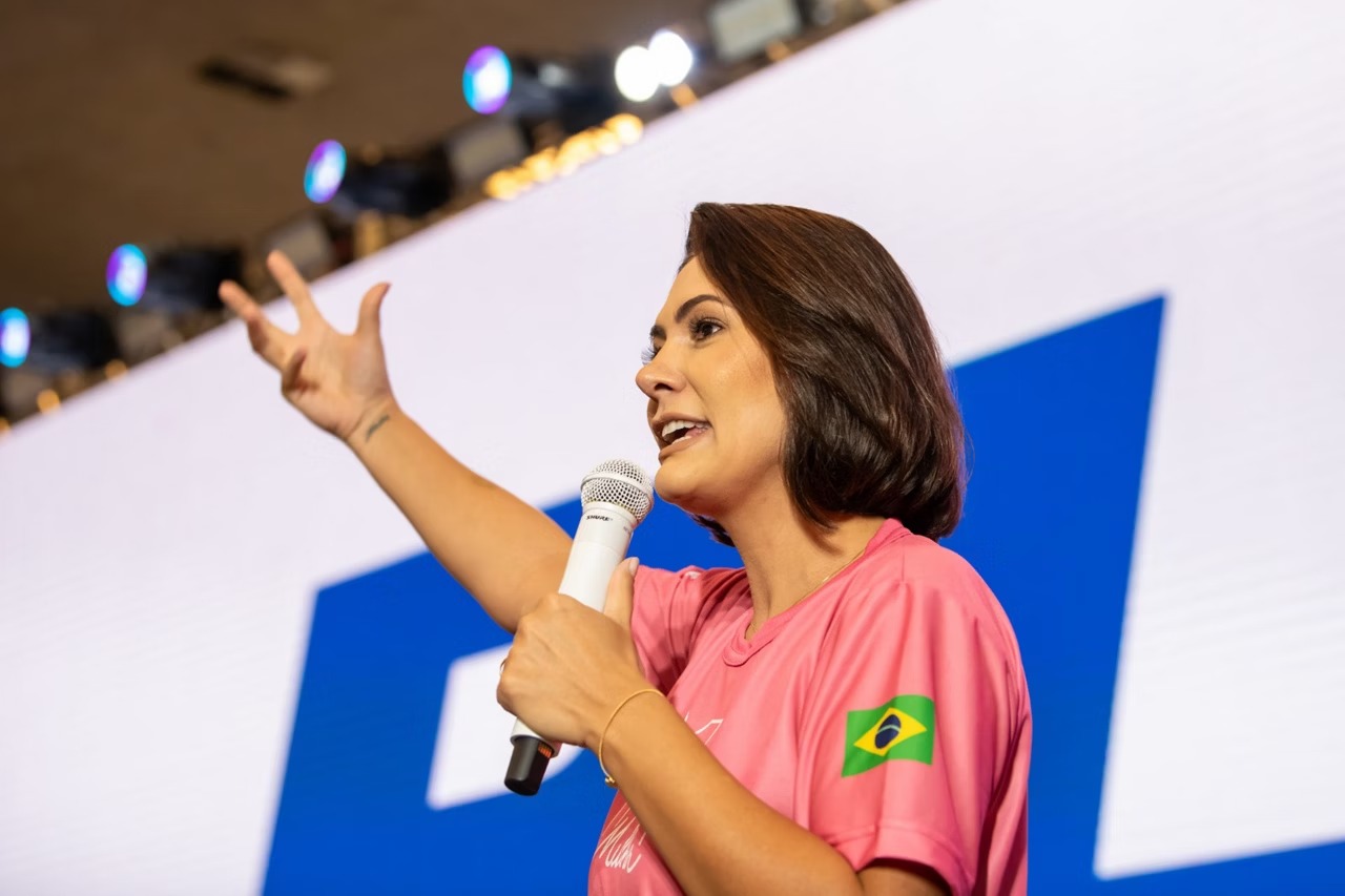 Michelle Bolsonaro critica aproximação da esquerda com evangélicos e chama movimento de “desespero”