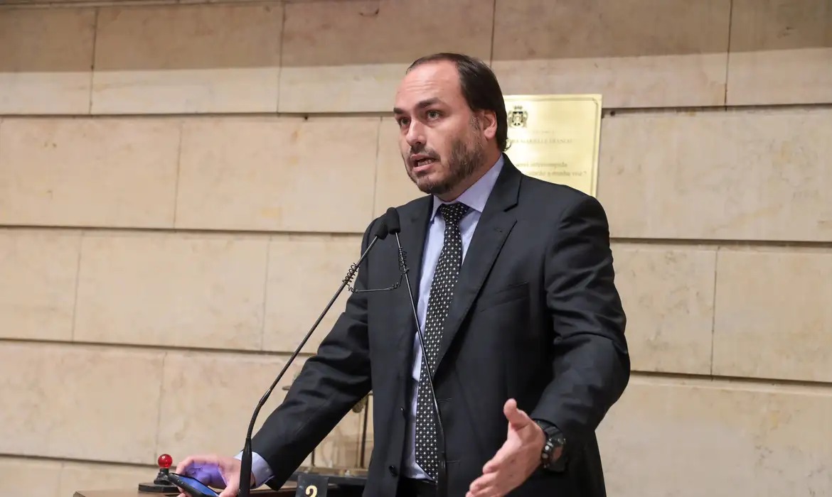 Carlos Bolsonaro anuncia candidatura ao Senado em estado reduto do bolsonarismo