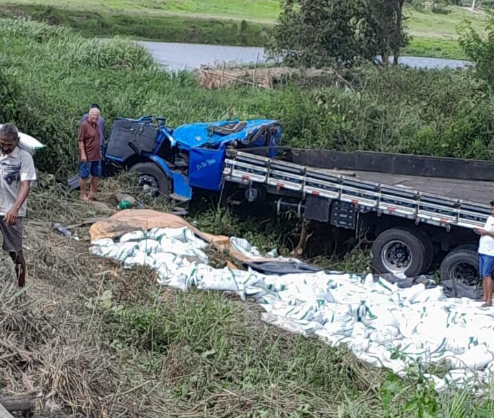 Caminhão se envolve em acidente na ponte entre Satuba e Santa Luzia do Norte