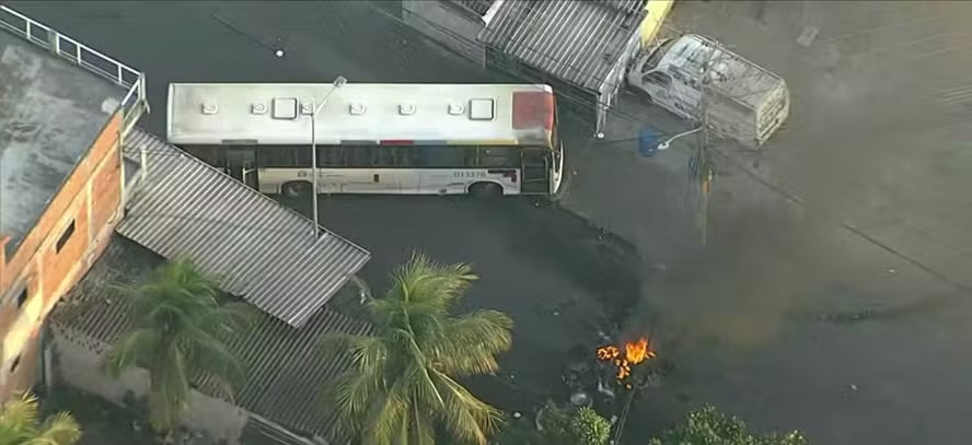 Traficante manda motorista cruzar ônibus e bloquear pista durante operação policial