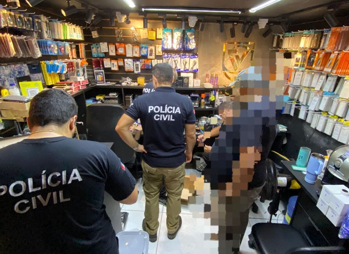 Operação Vitrine do Crime cumpre 20 mandados de busca e apreensão em estabelecimentos suspeitos de vender celulares roubados em Maceió