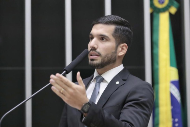 Deputado André Fernandes pede “minuto de aplausos” por mortos em operação no Rio e gera polêmica na Câmara