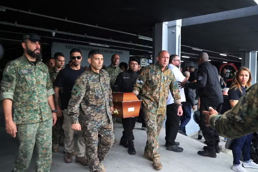 Cortejo fúnebre dos policiais do Bope mortos em operação no Rio