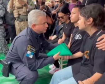 Em ato comovente, comandante-geral do BOPE consola filhos de policial morto durante operação no Rio de Janeiro