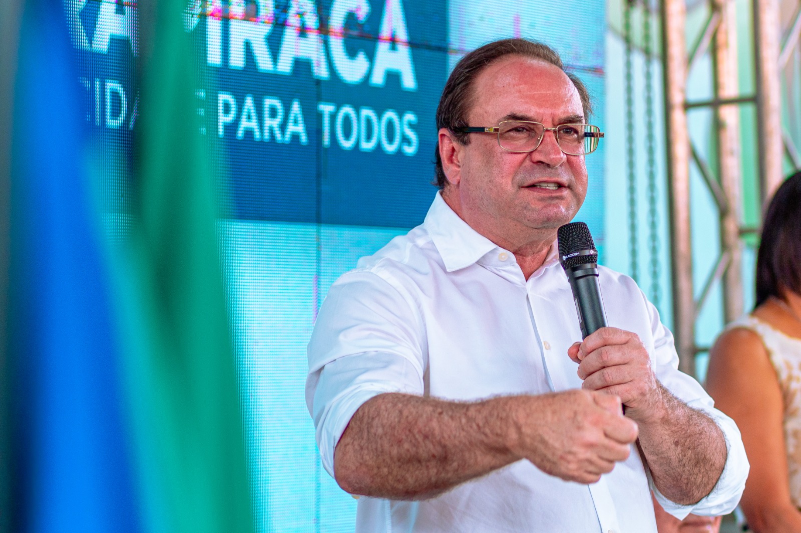 Prefeito Luciano Barbosa alerta moradores que tentarem vender casas doadas na comunidade Mangabeiras
