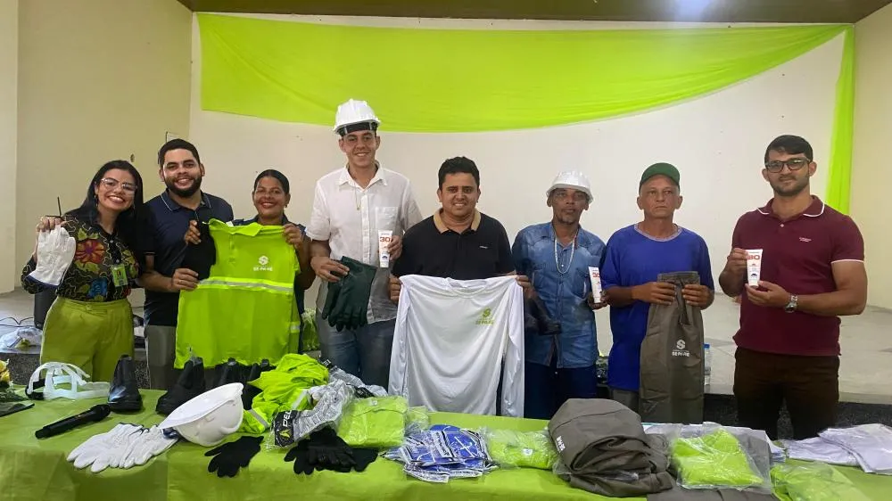 Prefeitura de Junqueiro entrega novos fardamentos e EPIs a garis e profissionais da limpeza pública