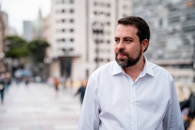 Após posse, Boulos reúne MTST e entoa canção popular