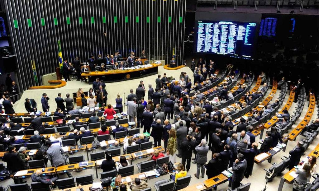 Câmara aprova multa para quem deixar criança sozinha em carro ou área comum de condomínio
