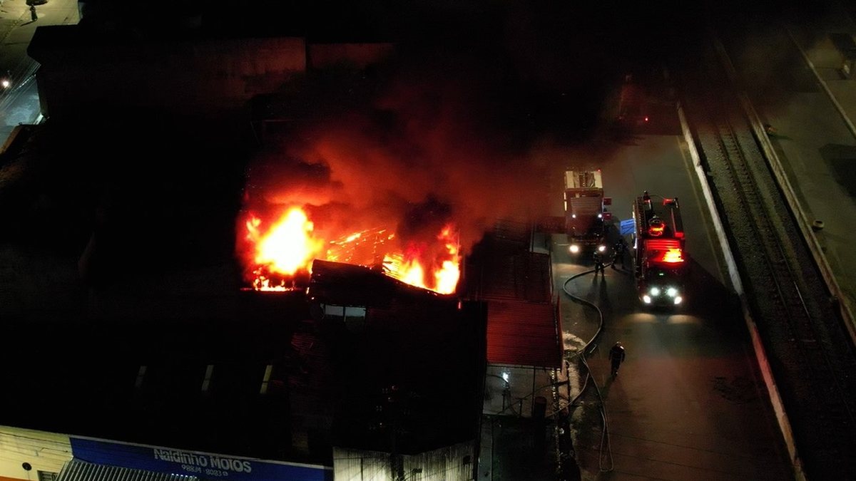 Incêndio destrói loja de peças no centro de Maceió e deixa dois bombeiros feridos