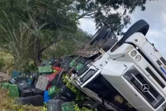 Motorista perde o controle e caminhão tomba na AL-220, em São José da Tapera