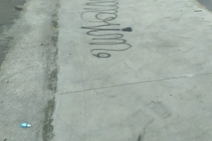 Jovem que vandalizou praça no Osman Loureiro volta ao local para apagar a pichação