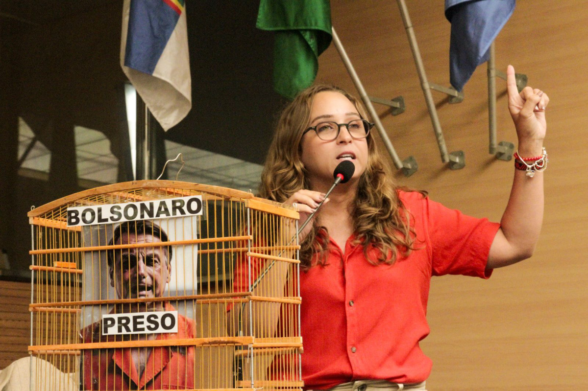 Vereadora ironiza Bolsonaro com gaiola: “Ele só soluça”