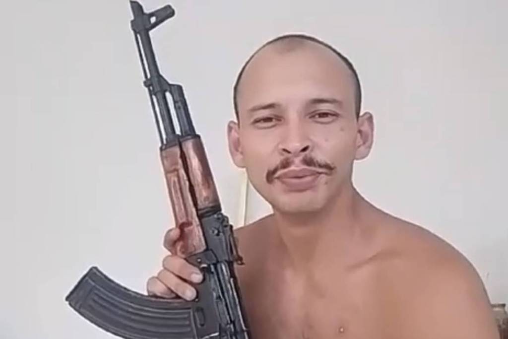 Traficante do Comando Vermelho grava vídeo armado na Ucrânia e envia recado ao Brasil
