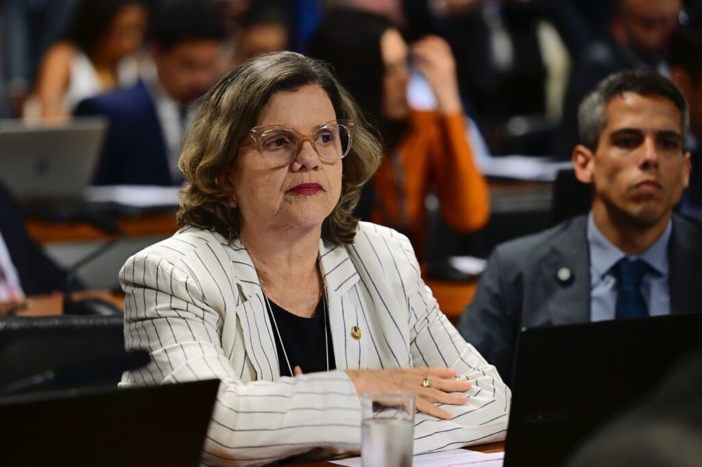 Senadora do PT sofre queda no plenário e deixa Senado em cadeira de rodas