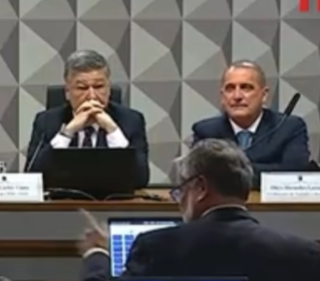 Provocação: Deputado coloca pagode para tocar durante CPMI com Onyx Lorenzoni