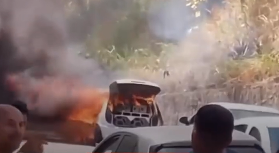 Carro é consumido pelas chamas próximo na Ladeira da Sococo em Maceió
