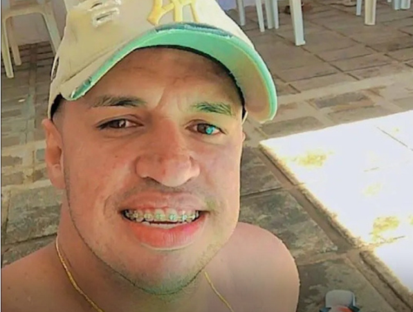 Colegas de corporação homenageiam PM que atirou em namorada e tirou a propria vida