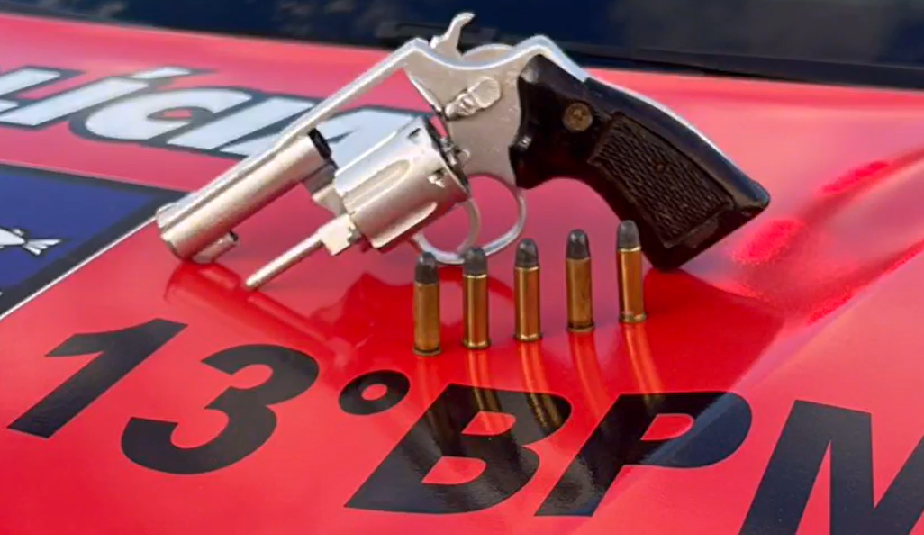 Polícia apreende revólver abandonado durante fuga na Grota das Piabas